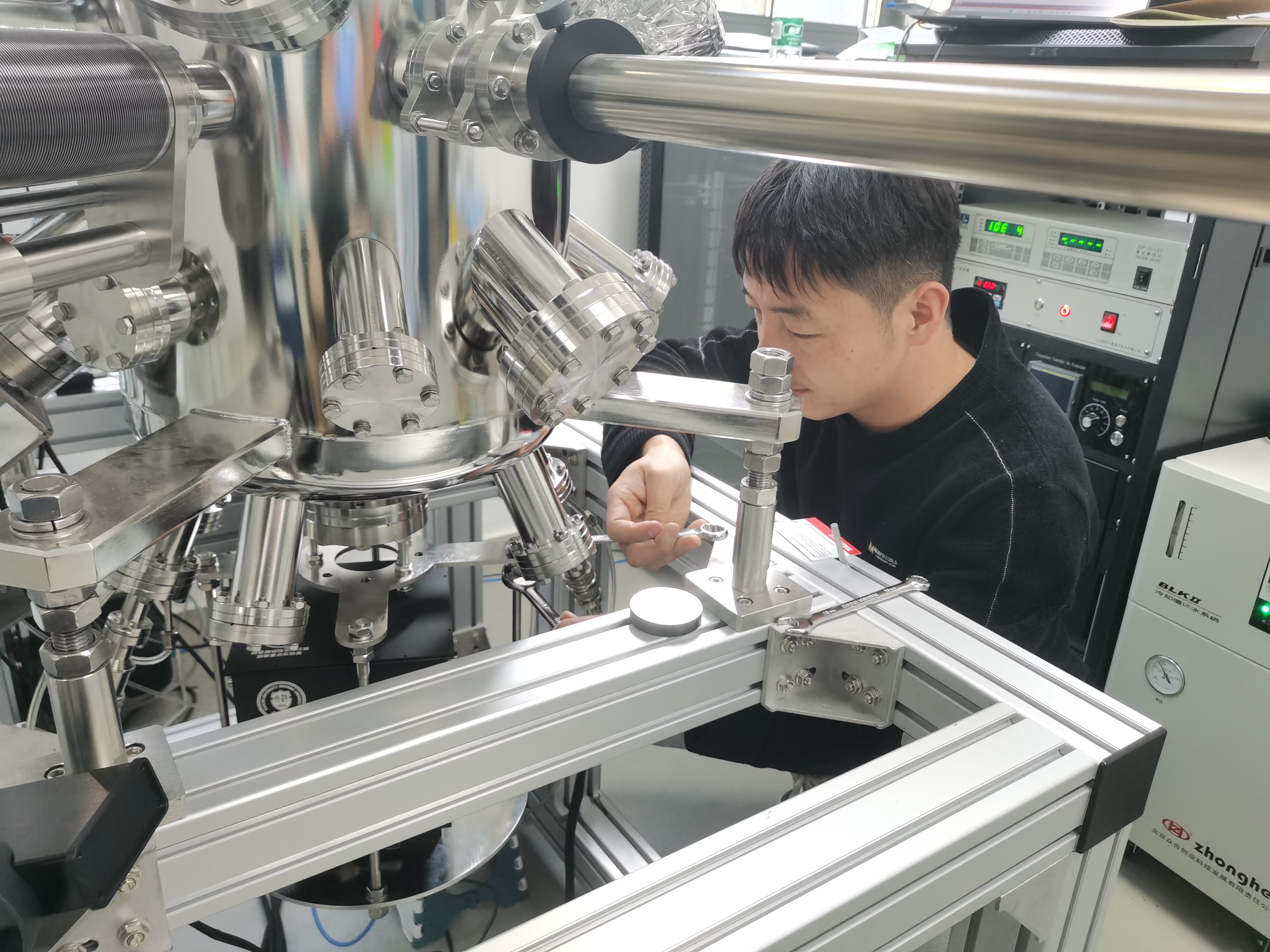 沈万福、王海乐在南京大学进行光谱测试仪调试（2023.2）