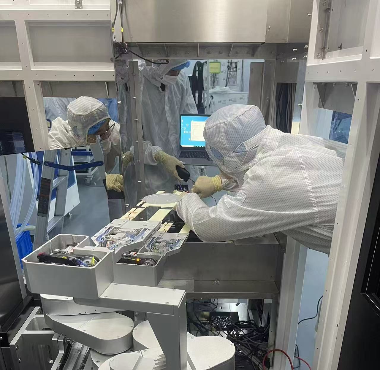 王子政、牛宝新无锡调试